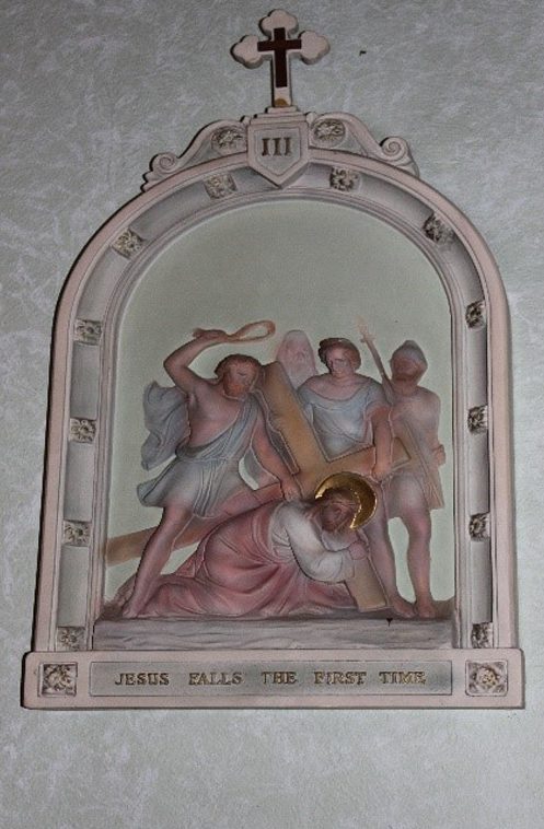 A statue of jesus christ being carried by angels.